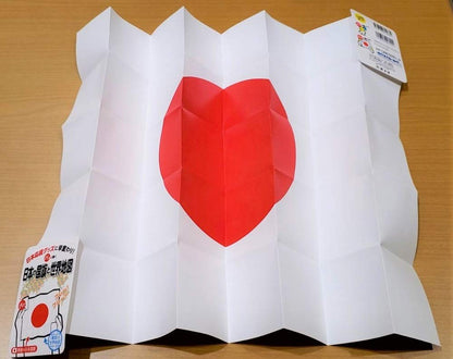 パッと開く 日本の国旗と世界地図